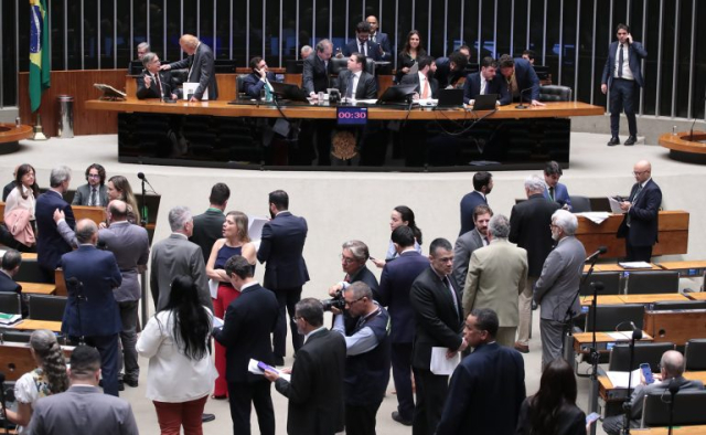 Deputados aprovam fim da escala 6x1 e redução de jornada para 40 horas semanais
